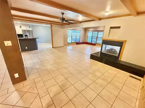 Living - 2512 Apache St, Altus, OK 73521 photo 1 of 9