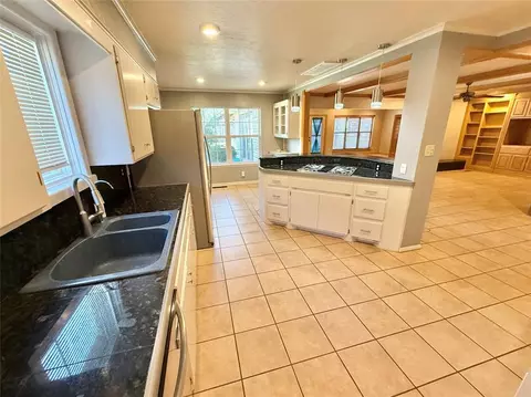Kitchen - 2512 Apache St, Altus, OK 73521 photo 2 of 5