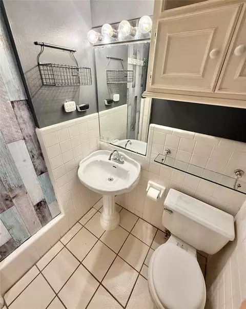 Bath - 2512 Apache St, Altus, OK 73521 photo 1 of 5