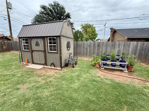 Exterior - 2512 Apache St, Altus, OK 73521 photo 6 of 9