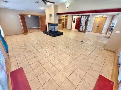 Living - 2512 Apache St, Altus, OK 73521 photo 5 of 9