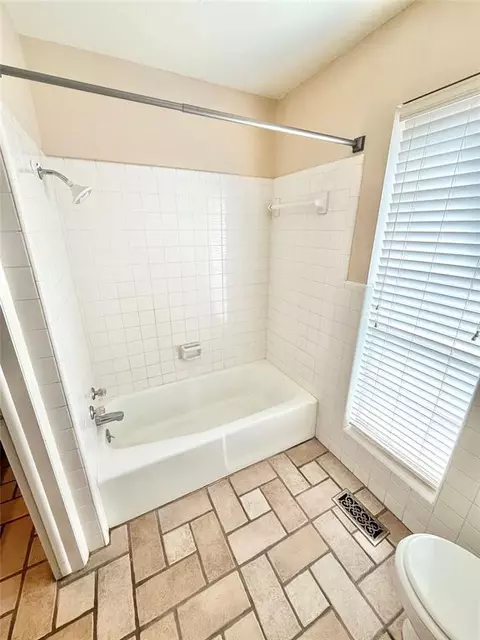Bath - 2512 Apache St, Altus, OK 73521 photo 5 of 5