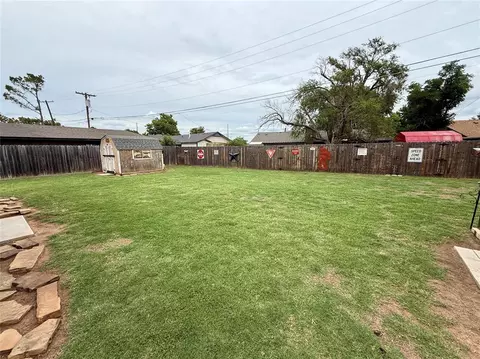 Exterior - 2512 Apache St, Altus, OK 73521 photo 7 of 9