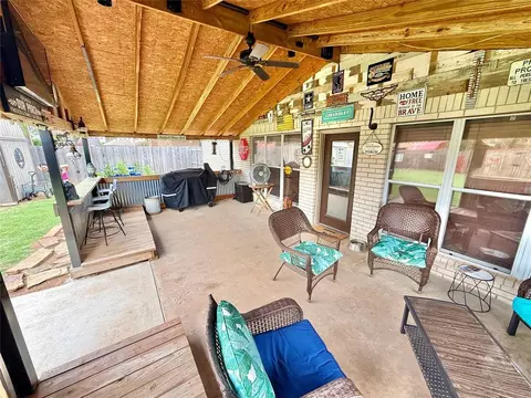 Exterior - 2512 Apache St, Altus, OK 73521 photo 2 of 9