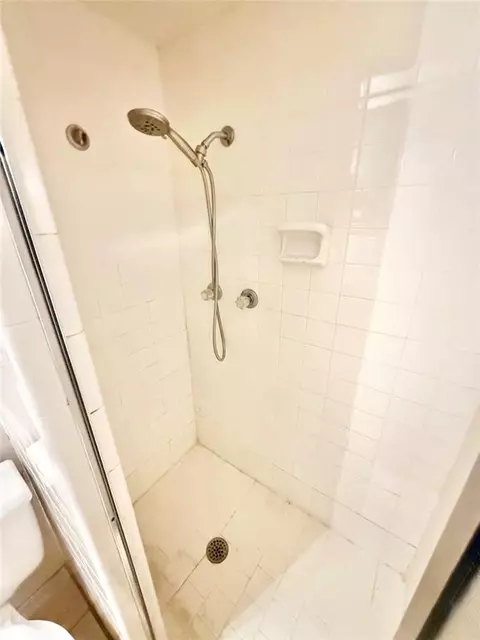 Bath - 2512 Apache St, Altus, OK 73521 photo 2 of 5