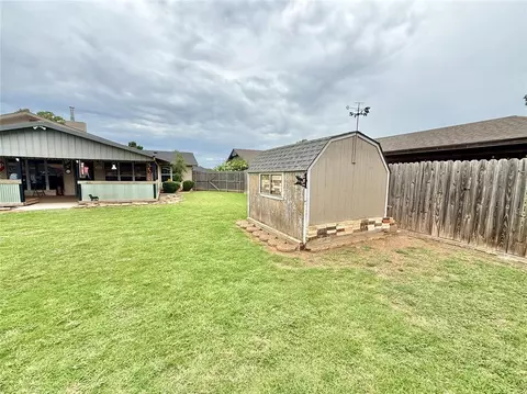 Exterior - 2512 Apache St, Altus, OK 73521 photo 9 of 9