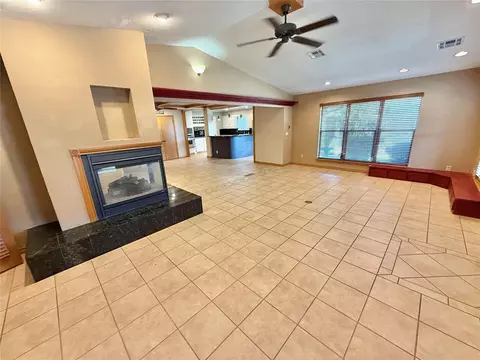 Living - 2512 Apache St, Altus, OK 73521 photo 6 of 9