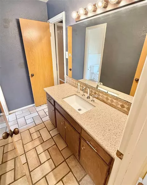 Bath - 2512 Apache St, Altus, OK 73521 photo 3 of 5