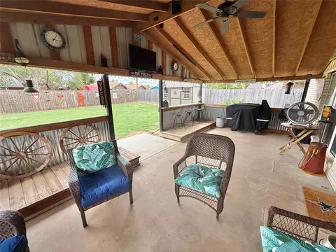 Exterior - 2512 Apache St, Altus, OK 73521 photo 3 of 9
