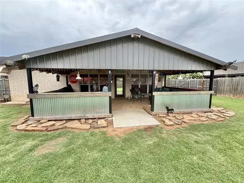 Exterior - 2512 Apache St, Altus, OK 73521 photo 5 of 9