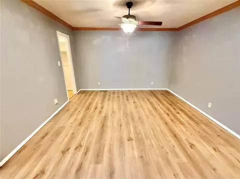Living - 2512 Apache St, Altus, OK 73521 photo 9 of 9