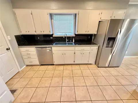 Kitchen - 2512 Apache St, Altus, OK 73521 photo 4 of 5