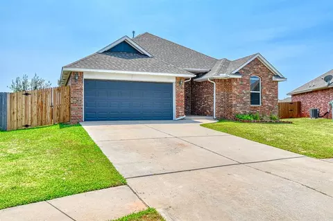 816 Lakeview Dr, Moore, OK 73160