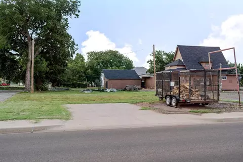 705 W 3rd St, Elk City, OK 73644