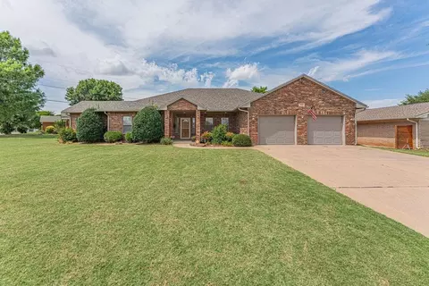 105 Kimberling Dr, Moore, OK 73160