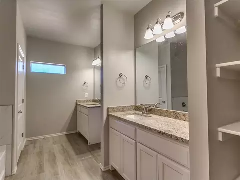 Bath - 104741 S Pimlico Pass, Mcloud, OK 74851 photo 4 of 5