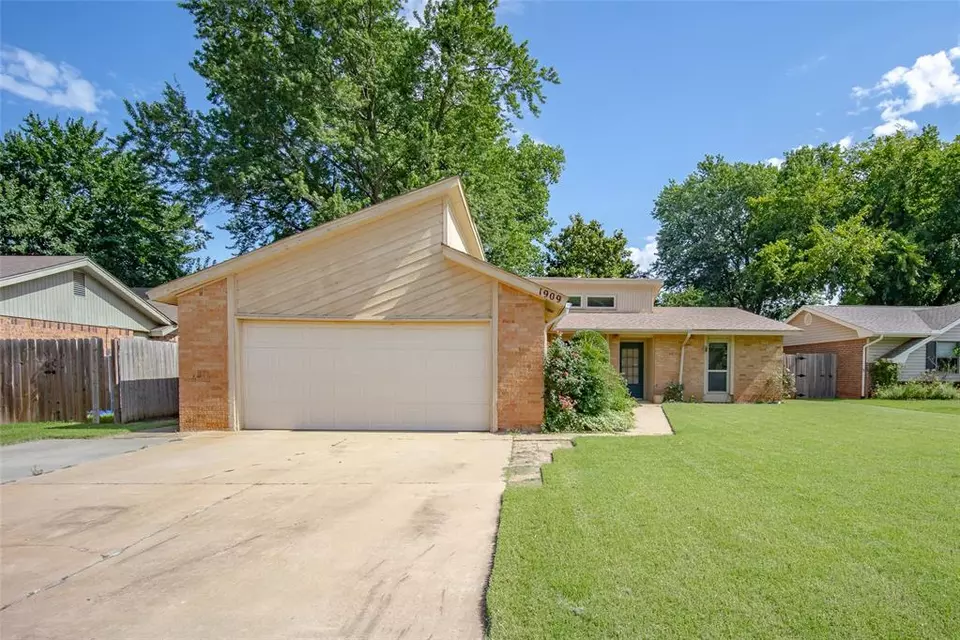  1909 Oakcreek Dr, Norman, OK 73071 photo 1