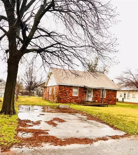 409 W 3rd St, Watonga, OK 73772