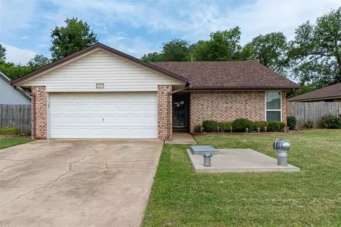 1401 S Avery Dr, Moore, OK 73160