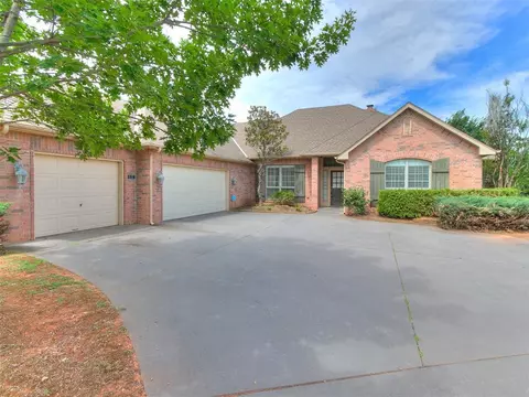 112 Lakeview Ct, Edmond, OK 73003