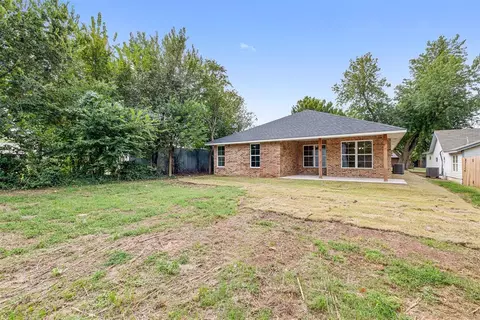 Exterior - 203 W Holly St, Tuttle, OK 73089 photo 4 of 6