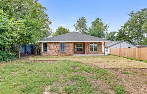 Exterior - 203 W Holly St, Tuttle, OK 73089 photo 5 of 6