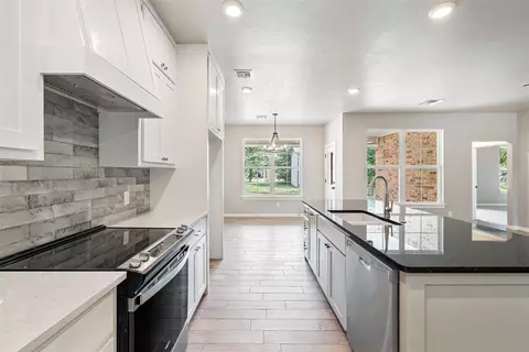 Kitchen - 203 W Holly St, Tuttle, OK 73089 photo 4 of 5