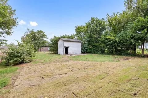 Exterior - 203 W Holly St, Tuttle, OK 73089 photo 3 of 6