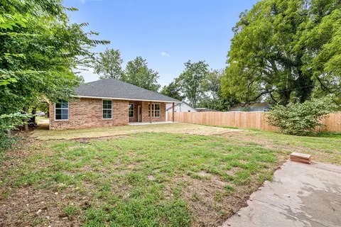 Exterior - 203 W Holly St, Tuttle, OK 73089 photo 6 of 6