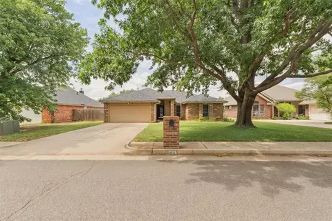 1729 Dena Dr, Edmond, OK 73003