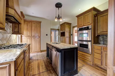 Kitchen - 423 E Noble Ave, Guthrie, OK 73044 photo 4 of 5