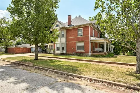 Exterior - 423 E Noble Ave, Guthrie, OK 73044 photo 3 of 11