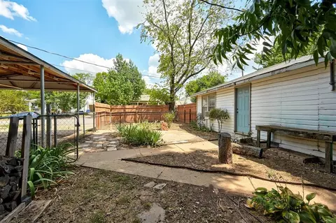 Exterior - 423 E Noble Ave, Guthrie, OK 73044 photo 10 of 11
