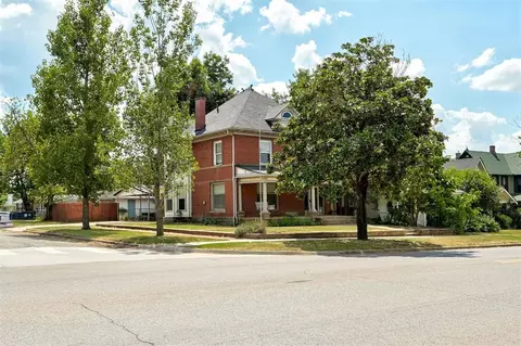 Exterior - 423 E Noble Ave, Guthrie, OK 73044 photo 2 of 11