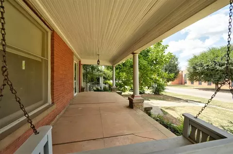 Exterior - 423 E Noble Ave, Guthrie, OK 73044 photo 7 of 11