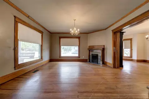 Living - 423 E Noble Ave, Guthrie, OK 73044 photo 1 of 6