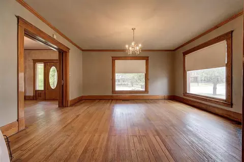 Living - 423 E Noble Ave, Guthrie, OK 73044 photo 2 of 6