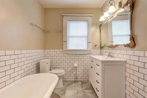 Bath - 423 E Noble Ave, Guthrie, OK 73044 photo 2 of 4