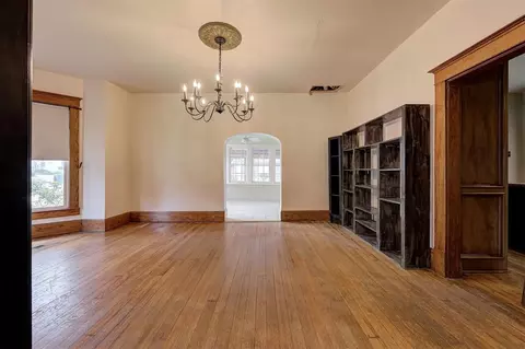 Living - 423 E Noble Ave, Guthrie, OK 73044 photo 4 of 6