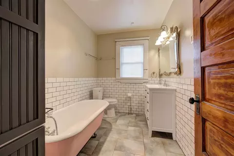 Bath - 423 E Noble Ave, Guthrie, OK 73044 photo 1 of 4