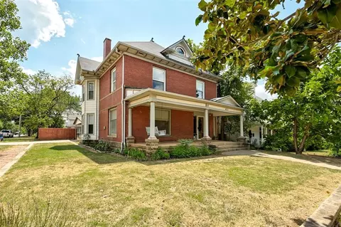 Exterior - 423 E Noble Ave, Guthrie, OK 73044 photo 5 of 11