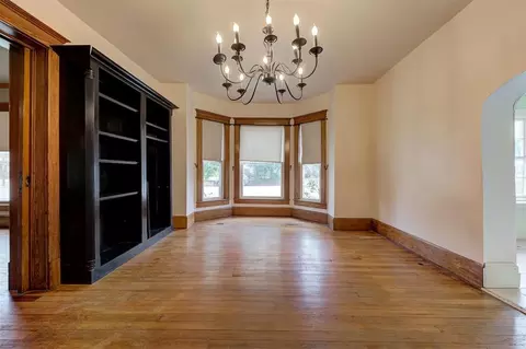 Living - 423 E Noble Ave, Guthrie, OK 73044 photo 5 of 6