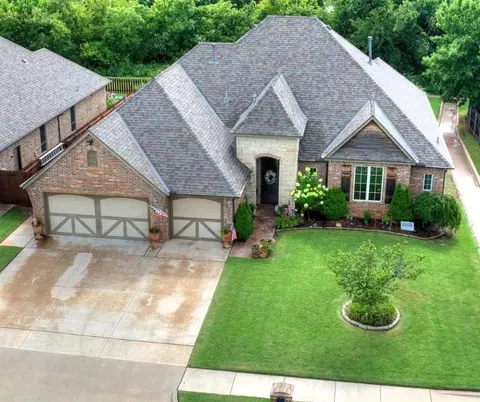 19829 Oakshire Dr, Edmond, OK 73012