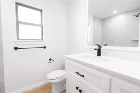 Bath - 3104 Warwick Way, Moore, OK 73160 photo 5 of 6