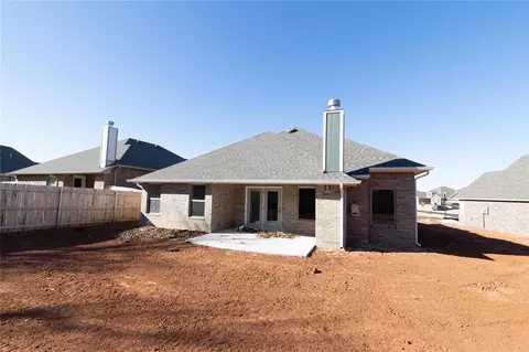 Exterior - 3104 Warwick Way, Moore, OK 73160 photo 4 of 5