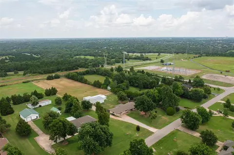 2401 Big Cedar Ave, Edmond, OK 73012