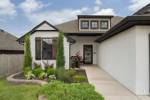 8317 Poplar Dr, Edmond, OK 73034 photo 2