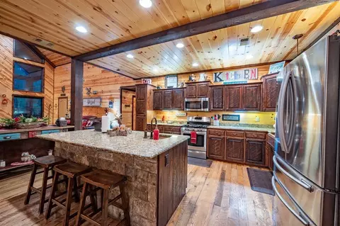 Kitchen - 44 Pine Bluff Rd, Broken Bow, OK 74728 photo 2 of 3