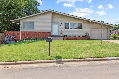 702 E Arlington Ave, Weatherford, OK 73096