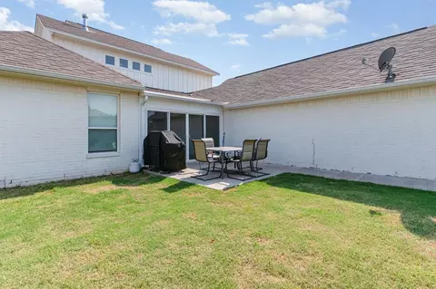 Exterior - 821 NE 20th Pl, Moore, OK 73160 photo 5 of 5
